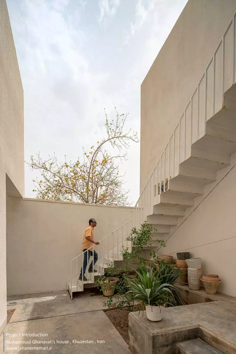 نمای مدرن و مینیمال خانه محمد قنواتی در ماهشهر، برنده جایزه ملی معماری، طراحی شده متناسب با اقلیم گرم و مرطوب خوزستان.