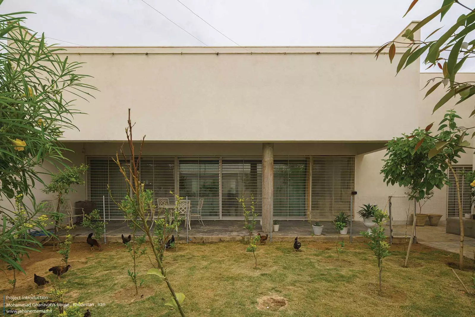 نمای مدرن و مینیمال خانه محمد قنواتی در ماهشهر، برنده جایزه ملی معماری، طراحی شده متناسب با اقلیم گرم و مرطوب خوزستان.