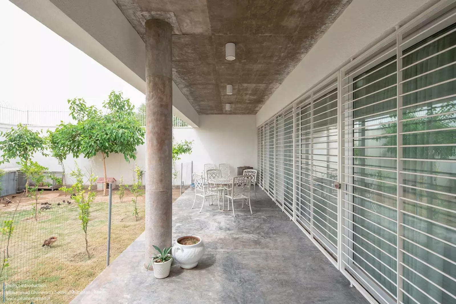 نمای مدرن و مینیمال خانه محمد قنواتی در ماهشهر، برنده جایزه ملی معماری، طراحی شده متناسب با اقلیم گرم و مرطوب خوزستان.