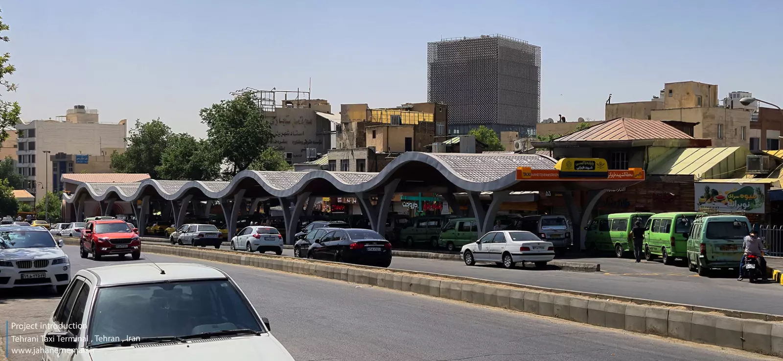 طراحی مدرن پایانه تاکسیرانی شهید طهرانی تجریش با سقف قوسی الهام گرفته از کوه‌های البرز و معماری ایرانی.