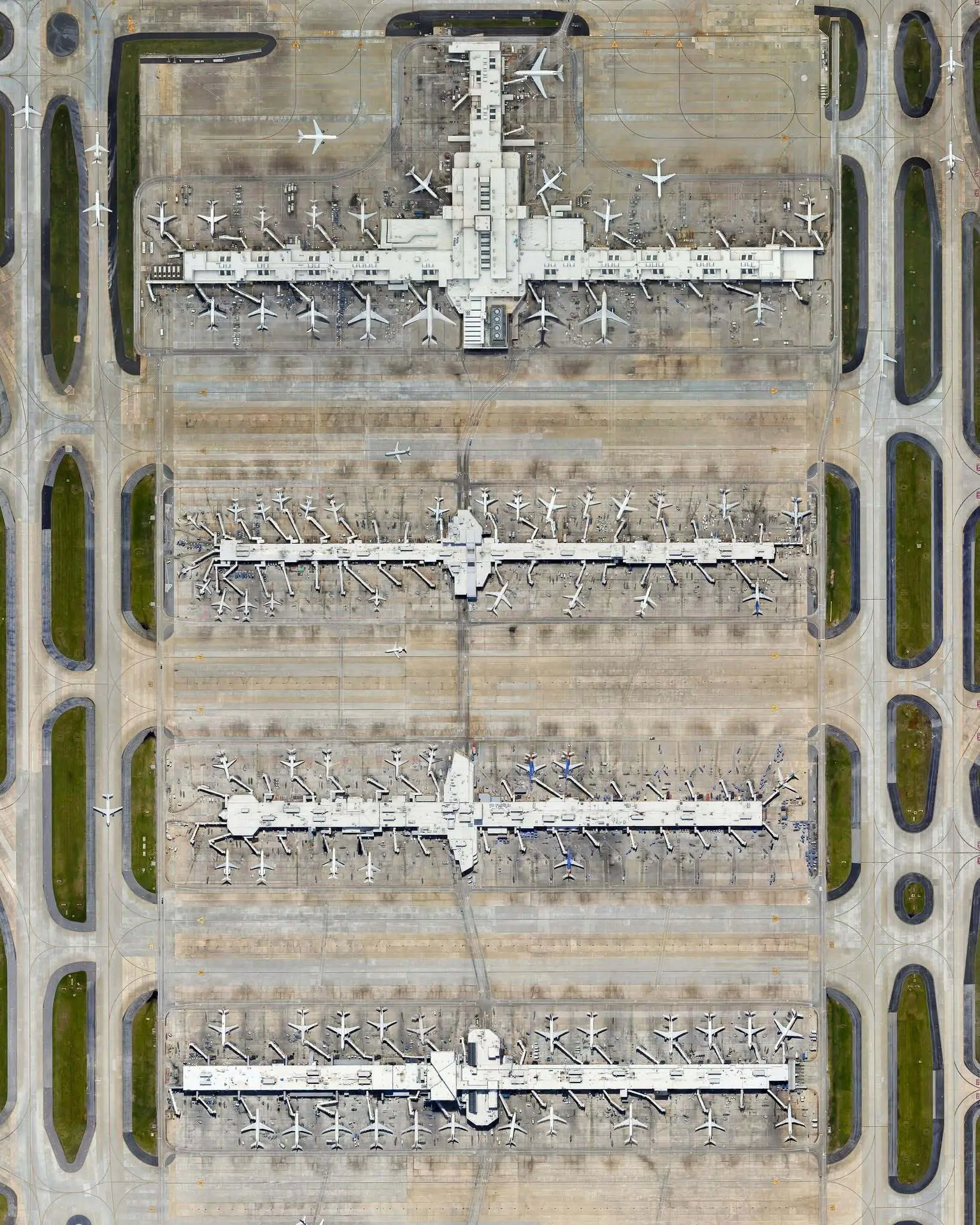 نمای هوایی از فرودگاه بین‌المللی هارتسفیلد-جکسون آتلانتا و باندهای پروازی به عنوان پرترددترین قطب هوانوردی جهان.
