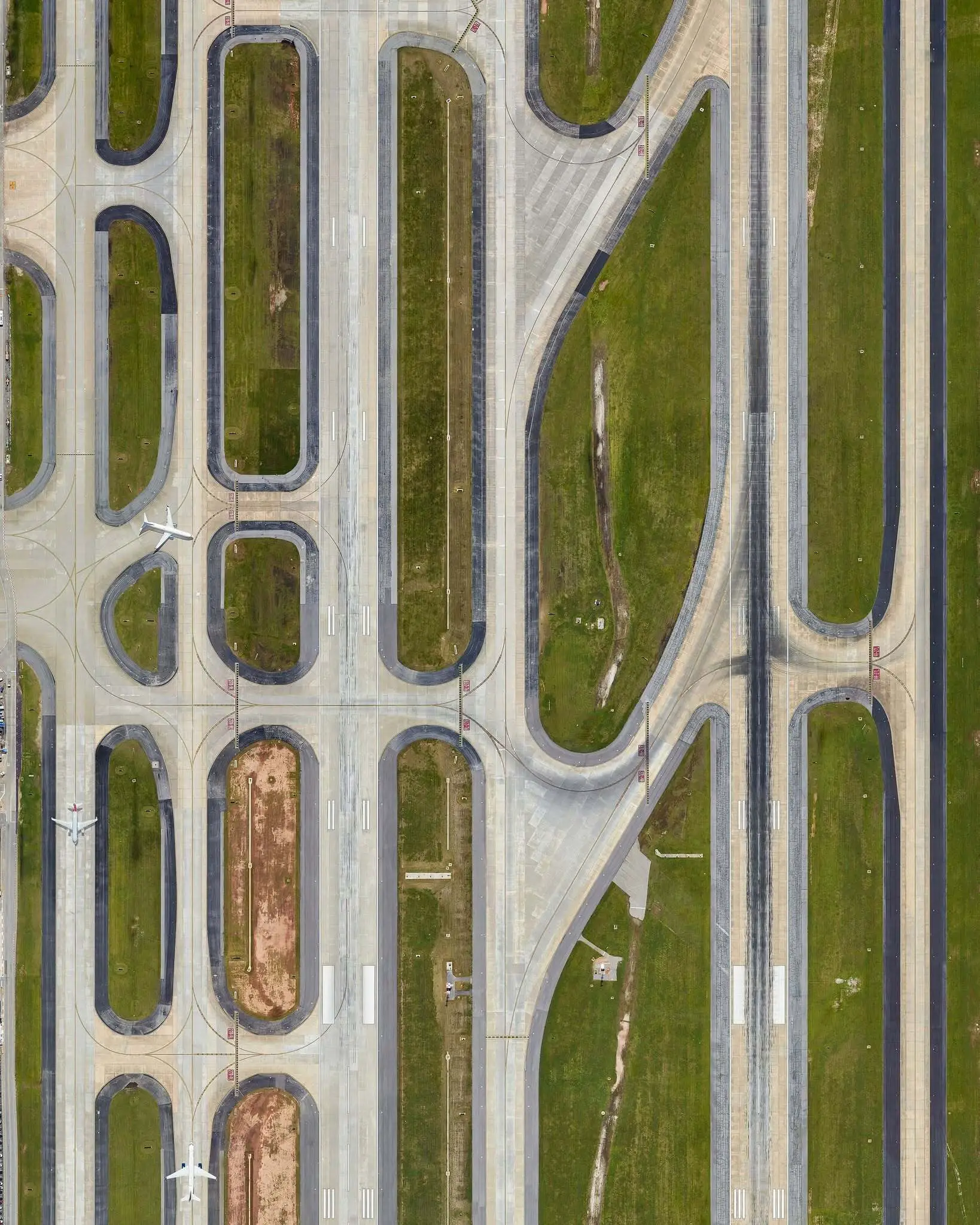 نمای هوایی از فرودگاه بین‌المللی هارتسفیلد-جکسون آتلانتا و باندهای پروازی به عنوان پرترددترین قطب هوانوردی جهان.