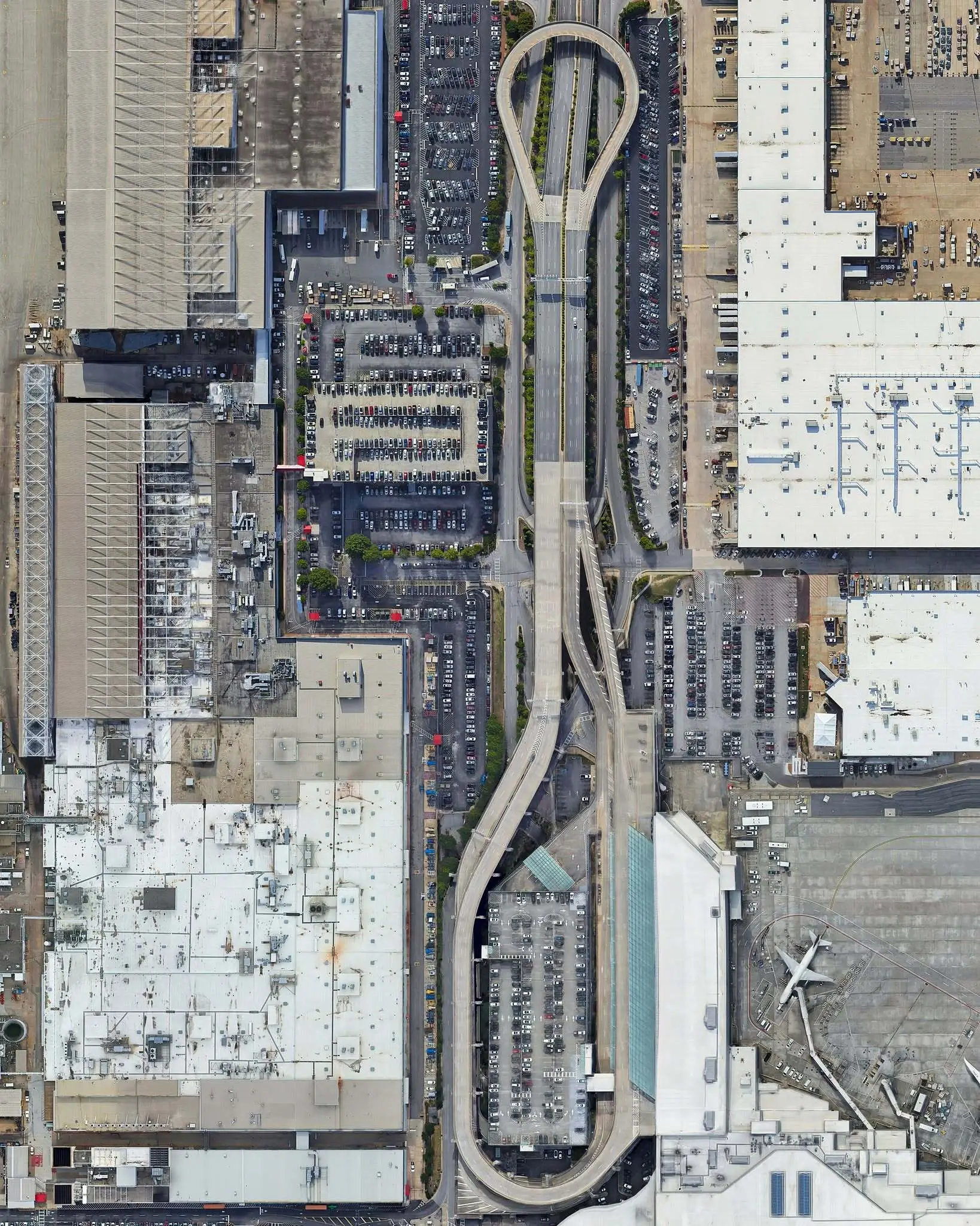 نمای هوایی از فرودگاه بین‌المللی هارتسفیلد-جکسون آتلانتا و باندهای پروازی به عنوان پرترددترین قطب هوانوردی جهان.