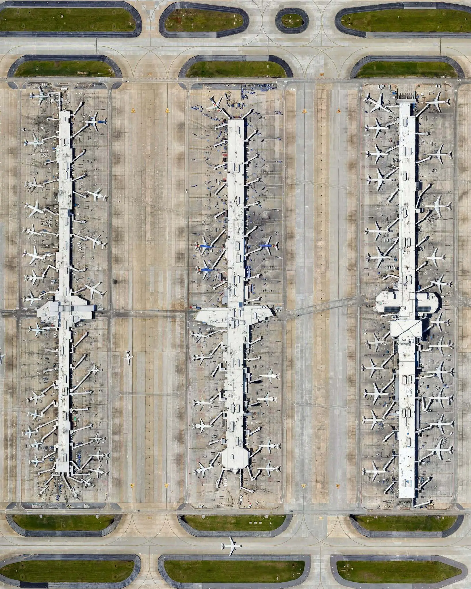 نمای هوایی از فرودگاه بین‌المللی هارتسفیلد-جکسون آتلانتا و باندهای پروازی به عنوان پرترددترین قطب هوانوردی جهان.