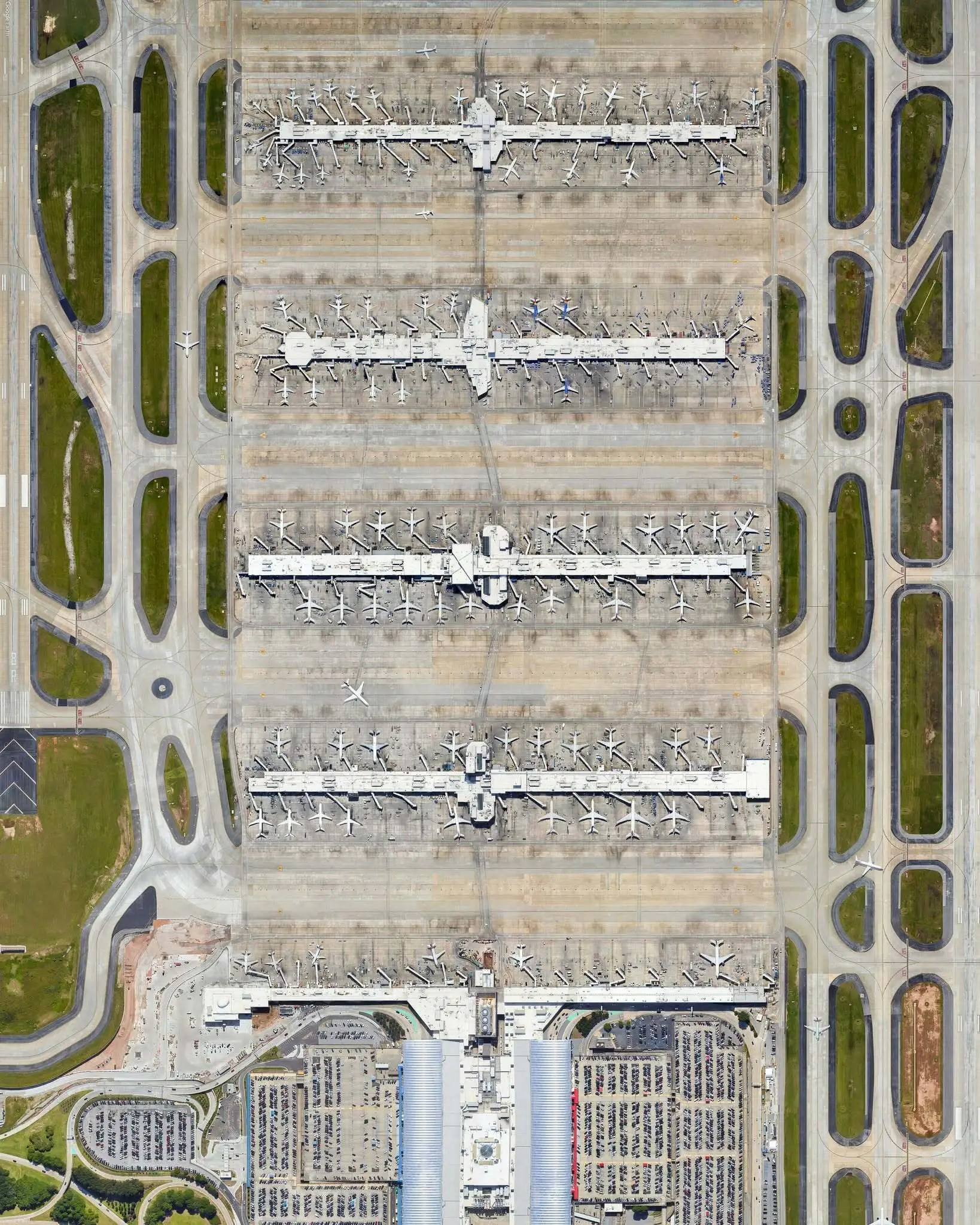 نمای هوایی از فرودگاه بین‌المللی هارتسفیلد-جکسون آتلانتا و باندهای پروازی به عنوان پرترددترین قطب هوانوردی جهان.