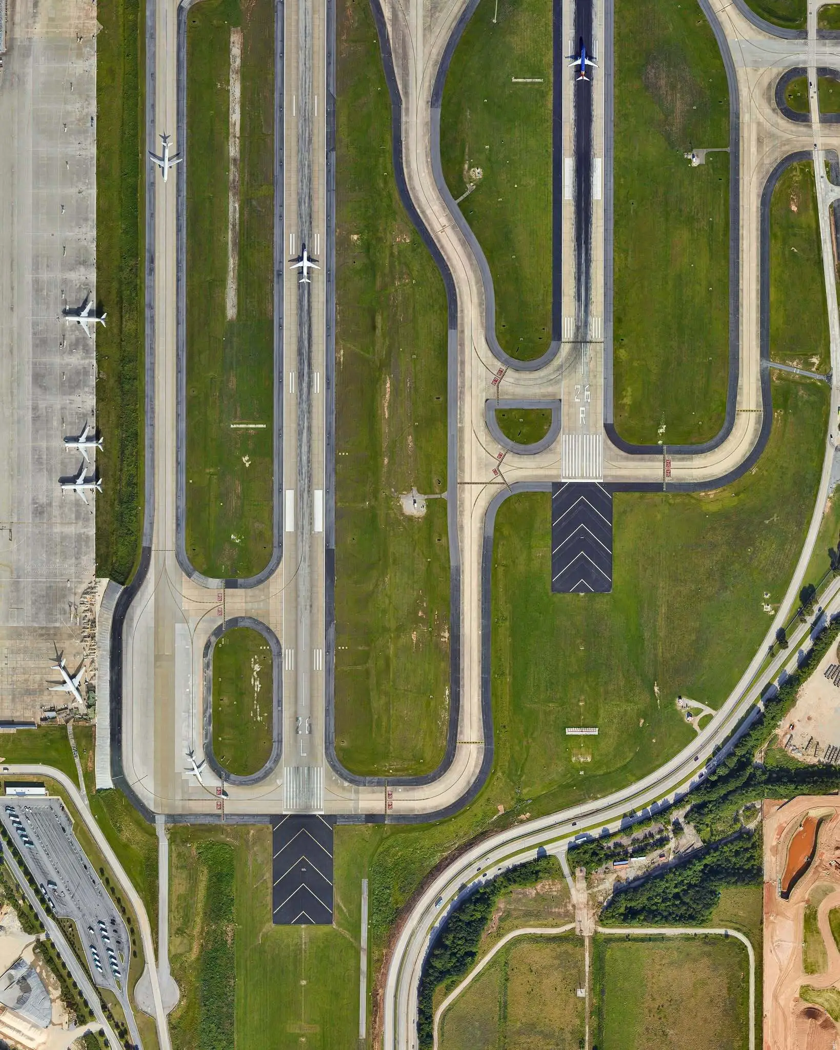 نمای هوایی از فرودگاه بین‌المللی هارتسفیلد-جکسون آتلانتا و باندهای پروازی به عنوان پرترددترین قطب هوانوردی جهان.