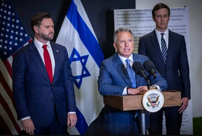 از سمت راست تصویر: کوشنر، ویتکاف و ونس