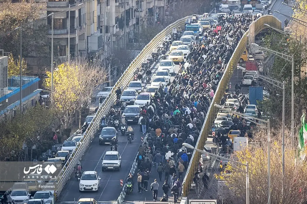 نمایی از تجمع اعتراضی کسبه و بازاریان در خیابان لالهزار تهران و حضور نیروهای انتظامی برای برقراری نظم در مسیرهای منتهی به میدان فردوسی. نمایی از تجمع اعتراضی کسبه و بازاریان در خیابان لالهزار تهران و حضور نیروهای انتظامی برای برقراری نظم در مسیرهای منتهی به میدان فردوسی.