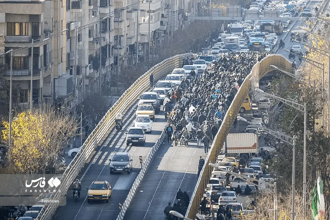 نمایی از تجمع اعتراضی کسبه و بازاریان در خیابان لالهزار تهران و حضور نیروهای انتظامی برای برقراری نظم در مسیرهای منتهی به میدان فردوسی. نمایی از تجمع اعتراضی کسبه و بازاریان در خیابان لالهزار تهران و حضور نیروهای انتظامی برای برقراری نظم در مسیرهای منتهی به میدان فردوسی.