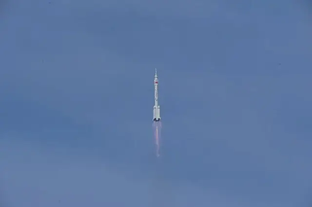 موشک «لانگ مارچ ۲اف» در حال پرتاب ماموریت «شنژو ۲۲» موشک «لانگ مارچ ۲اف» در حال پرتاب ماموریت «شنژو ۲۲»