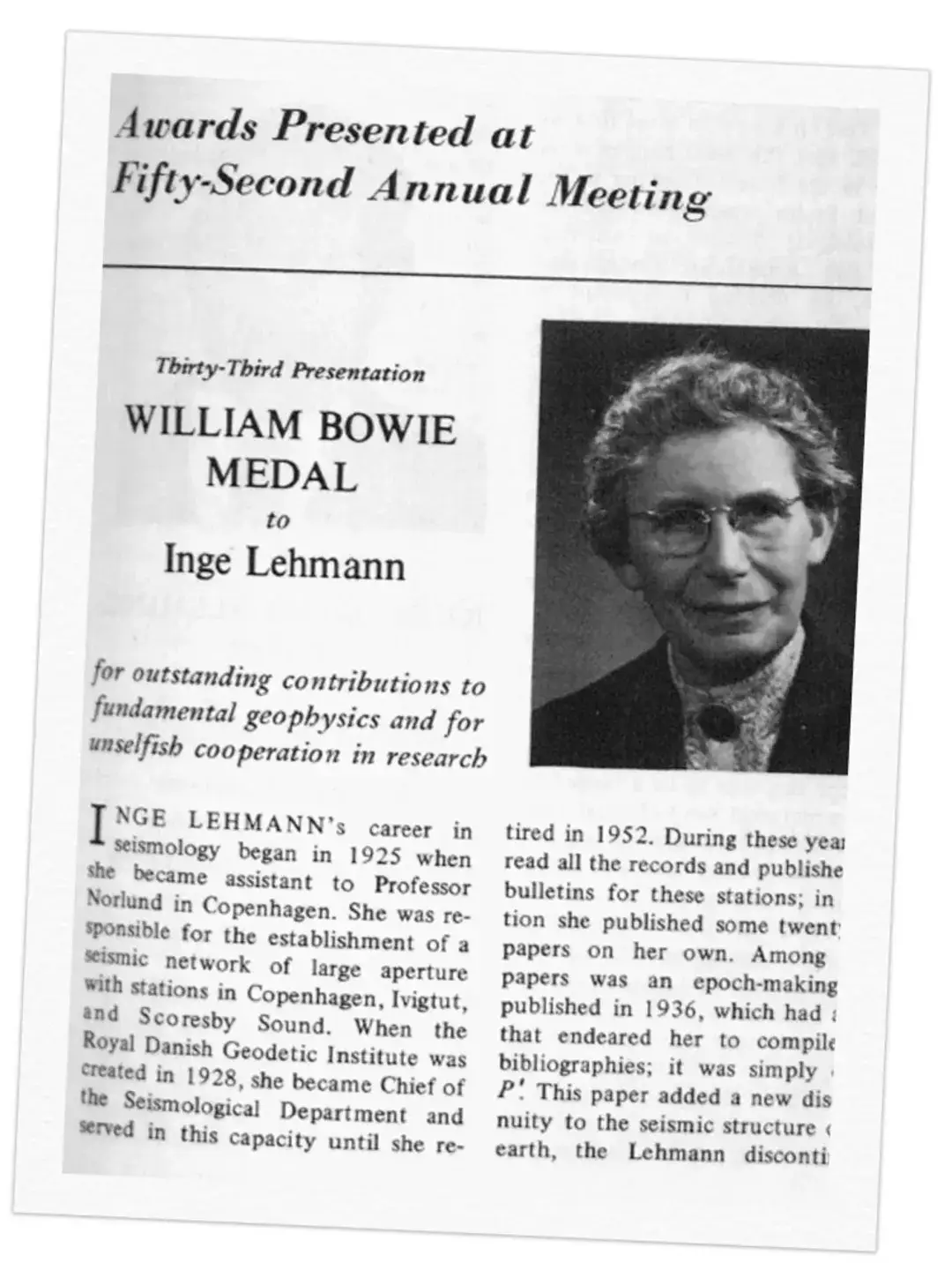 عنوان مقاله بهطرز عجیبی کوتاه و مرموز بود: «'P»؛ عنوانی که در نگاه اول هیچ نشانی از اهمیت تاریخی محتوای خود نداشت. لیمان در این گزارش ۳۰ صفحهای، با دقتی وسواسگونه، محاسبات ریاضی پیچیده و نمودارهایی که با دست روی کاغذ ترسیم شده بودند، تئوری تکاندهندهای را مطرح کرد: قلب زمین دارای یک هستهی داخلی بسیار چگال است که ساختارش با لایههای بیرونی تفاوت اساسی دارد. عنوان مقاله بهطرز عجیبی کوتاه و مرموز بود: «'P»؛ عنوانی که در نگاه اول هیچ نشانی از اهمیت تاریخی محتوای خود نداشت. لیمان در این گزارش ۳۰ صفحهای، با دقتی وسواسگونه، محاسبات ریاضی پیچیده و نمودارهایی که با دست روی کاغذ ترسیم شده بودند، تئوری تکاندهندهای را مطرح کرد: قلب زمین دارای یک هستهی داخلی بسیار چگال است که ساختارش با لایههای بیرونی تفاوت اساسی دارد.