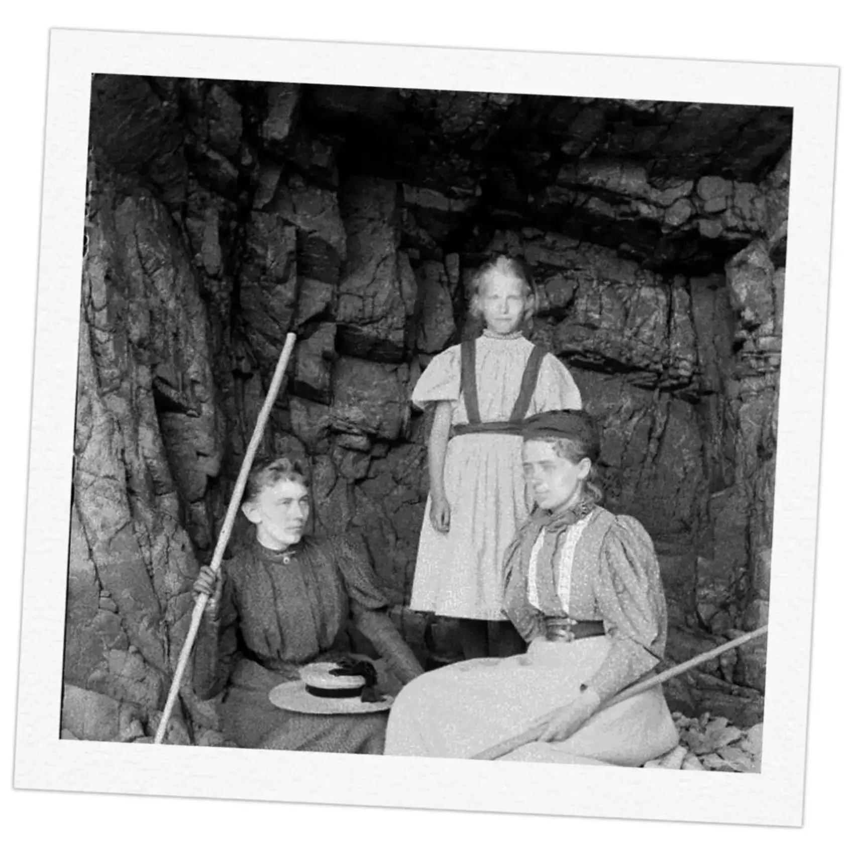 اینگه لیمان (سمت چپ) در حال استراحت در کنار آیدا سوفی، مادرش و هریت، خواهرش، در پیادهروی تفریحی. هر دو خواهر در مدرسهی پیشروی «فلسکوله» در دانمارک تحصیل کردند. اینگه لیمان (سمت چپ) در حال استراحت در کنار آیدا سوفی، مادرش و هریت، خواهرش، در پیادهروی تفریحی. هر دو خواهر در مدرسهی پیشروی «فلسکوله» در دانمارک تحصیل کردند.