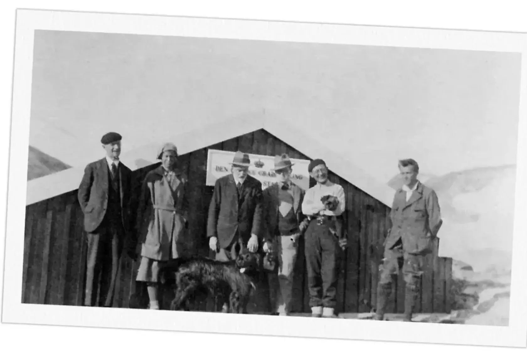 لیمان (نفر دوم از سمت چپ) در حدود سال ۱۹۲۸ از یک ایستگاه لرزهنگاری جدید در گرینلند بازدید کرد. لیمان (نفر دوم از سمت چپ) در حدود سال ۱۹۲۸ از یک ایستگاه لرزهنگاری جدید در گرینلند بازدید کرد.