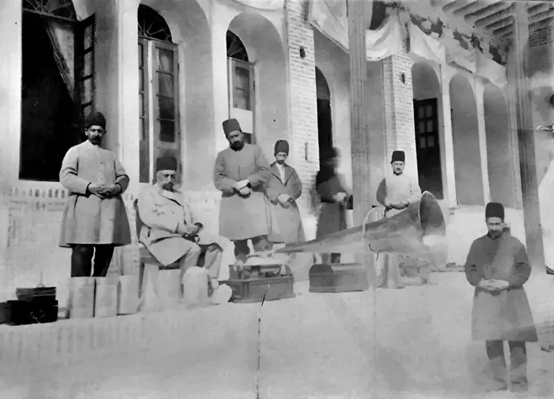 مظفرالدین‌شاه قاجار همراه با درباریان دیده می‌شود که در یکی ایوان‌های کاخ گلستان، مشغول لذت بردن از نوای گرامافون است