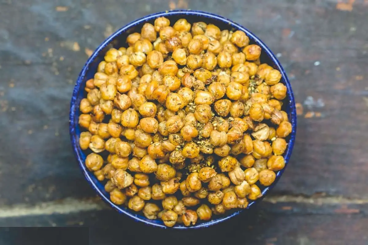 یک کاسه نخود برشته طعم دار شده