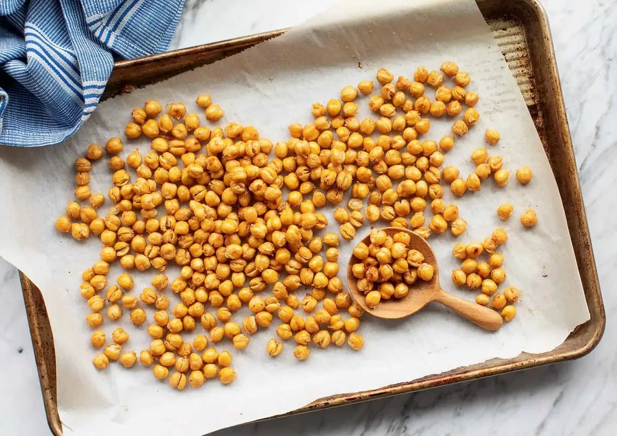 نخودچی‌های طعم‌دار شده و برشته شده در سینی