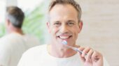 ۳ روش ابتکاری مسواک زدن برای پیشگیری از زوال عقل