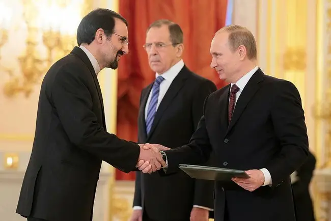 مهدی سنایی در حال تقدیم استوارنامه خود به پوتین