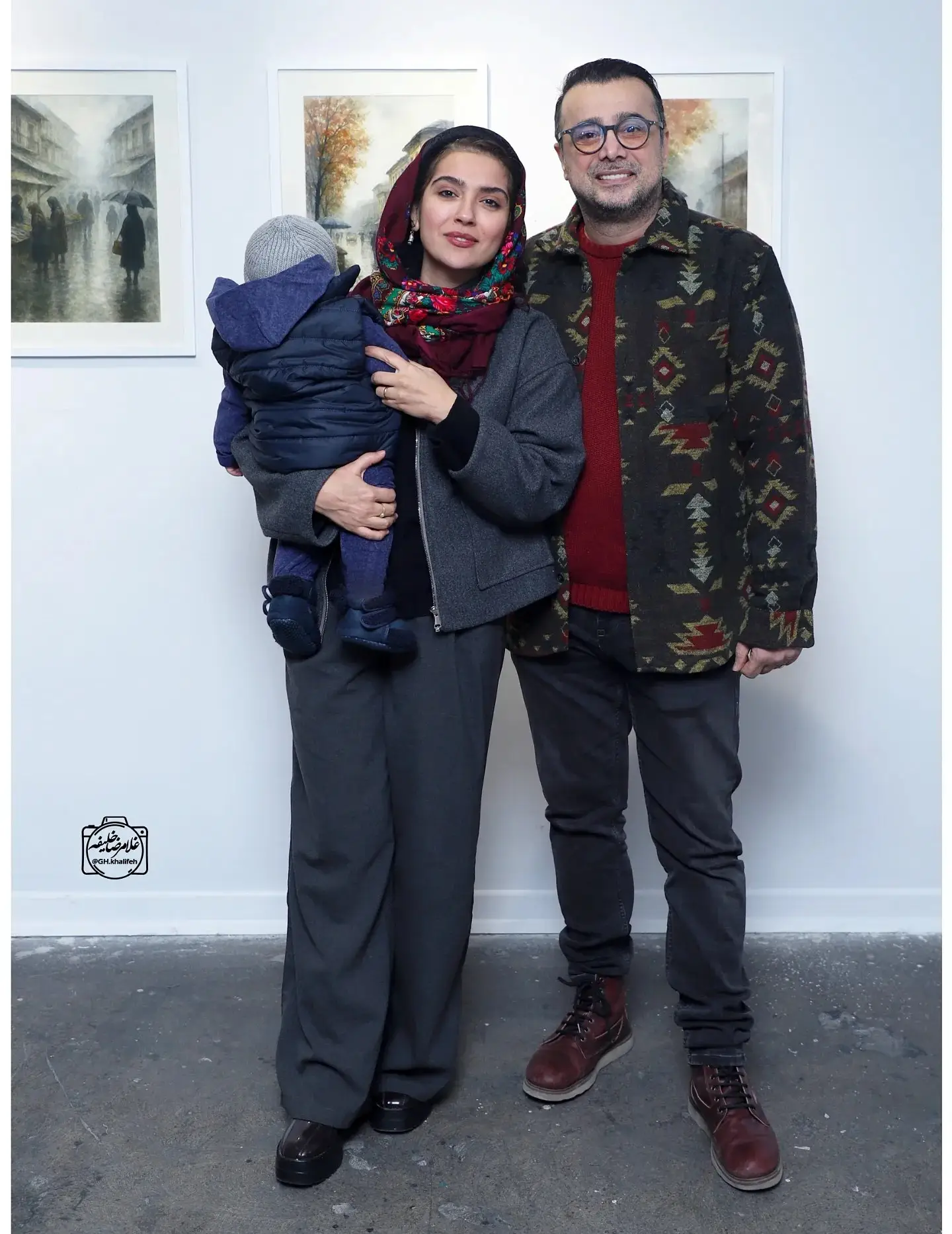 سپند امیرسلیمانی به همراه همسرش مونا کرمی و فرزندشان در افتتاحیه‌ی گالری «آرامه»