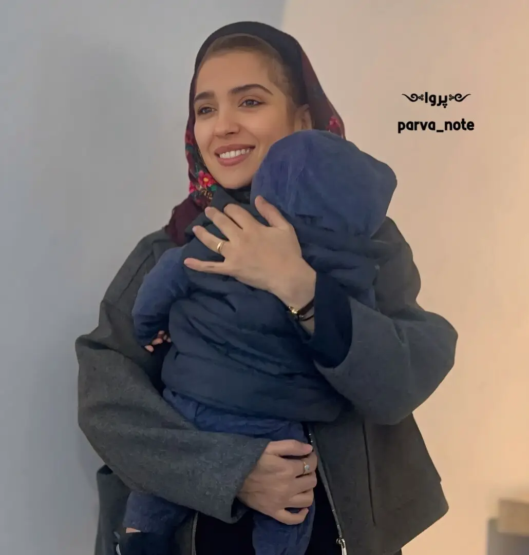 سپند امیرسلیمانی به همراه همسرش مونا کرمی و فرزندشان در افتتاحیه‌ی گالری «آرامه»