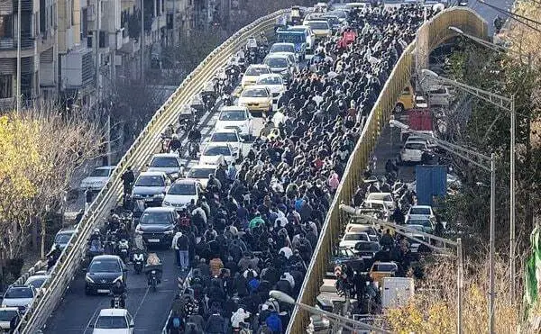 اعتراضات در پل کالج در مرکز تهران - دوشنبه اعتراضات در پل کالج در مرکز تهران - دوشنبه