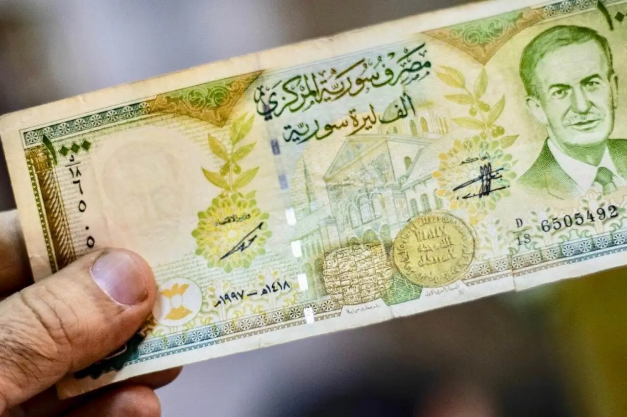 برای اولین بار بعد از 50 سال / اسکناس سوریه بدون تصویر پدر و پسر / توت و گندم و زیتون به جای عکس بشار اسد (+عکس)