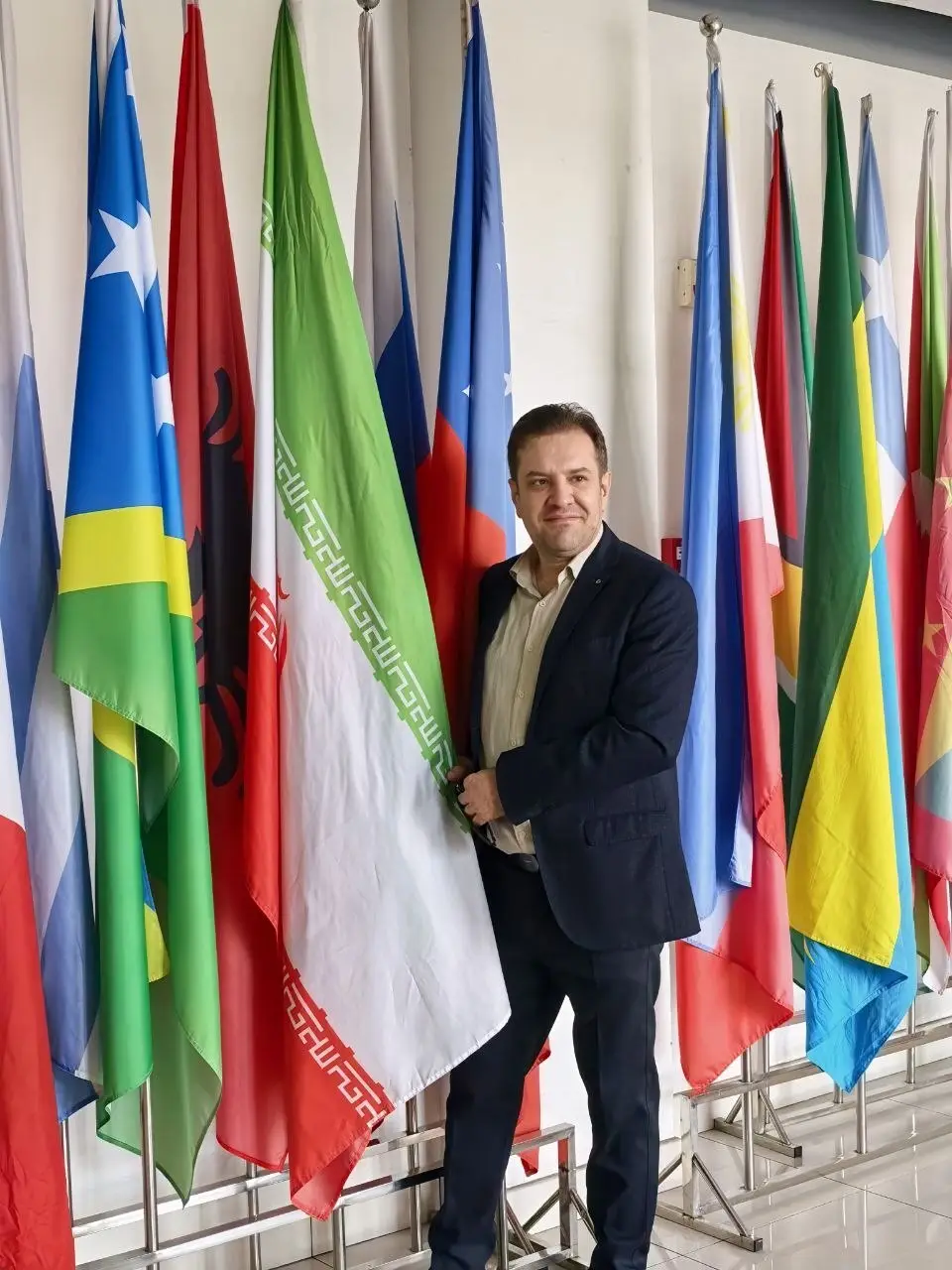 نگارنده در کنار پرچم کشور عزیزمان ، دانشگاه نرمال ژجیانگ. از جاده ابریشم تا هوش مصنوعی؛ یادداشتهای یک سفر پژوهشی به چین