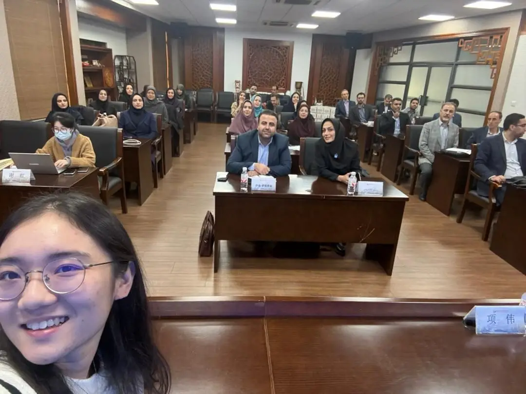 آناهیتا مترجم گروه و همراهان از جاده ابریشم تا هوش مصنوعی؛ یادداشتهای یک سفر پژوهشی به چین