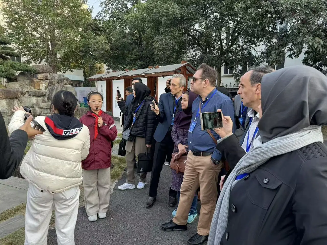 دختر دانش آموز چینی ورود مارا به مدرسه خوش آمد میگوید از جاده ابریشم تا هوش مصنوعی؛ یادداشتهای یک سفر پژوهشی به چین
