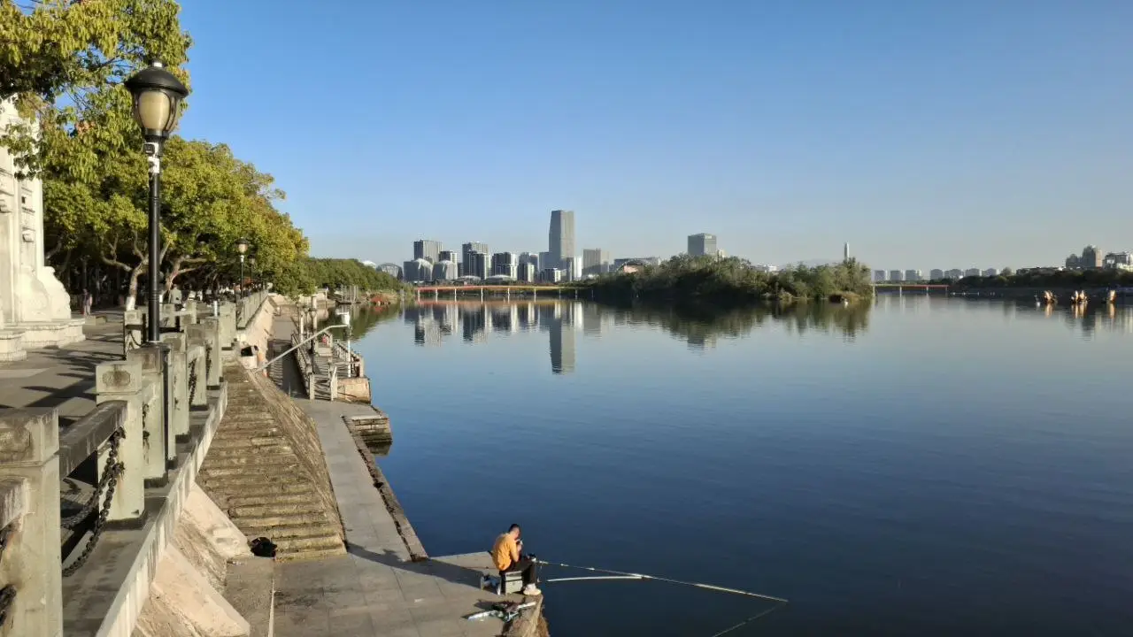 مرد چینی در کنار رودخانه وو ماهیگیری میکند از جاده ابریشم تا هوش مصنوعی؛ یادداشتهای یک سفر پژوهشی به چین