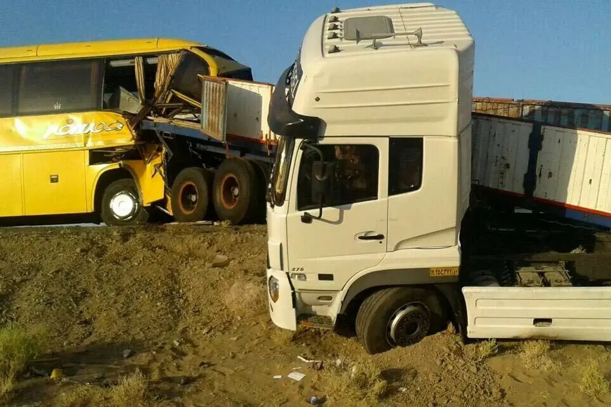 تصادف اتوبوس و کامیون در سربیشه ـ نهبندان/ ۸ مصدوم