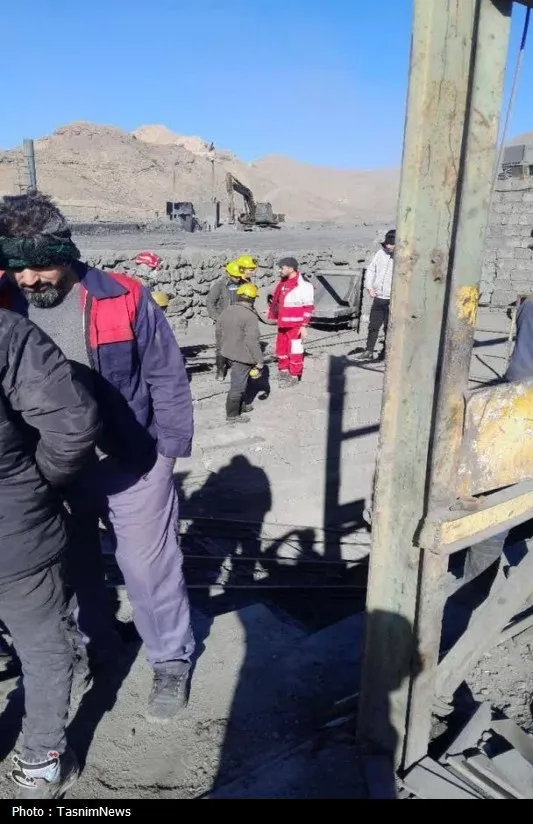 نیروهای امداد هلال احمر در پی ریزش معدن کوشک