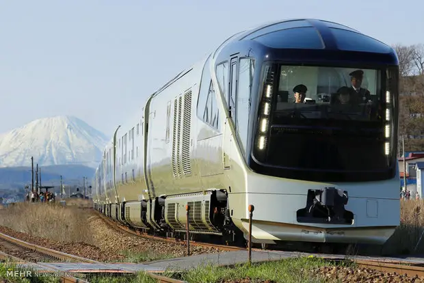 تصادف هولناک قطار با خودرو در کیوتو؛ شعله‌های آتش مسافران را به وحشت انداخت!