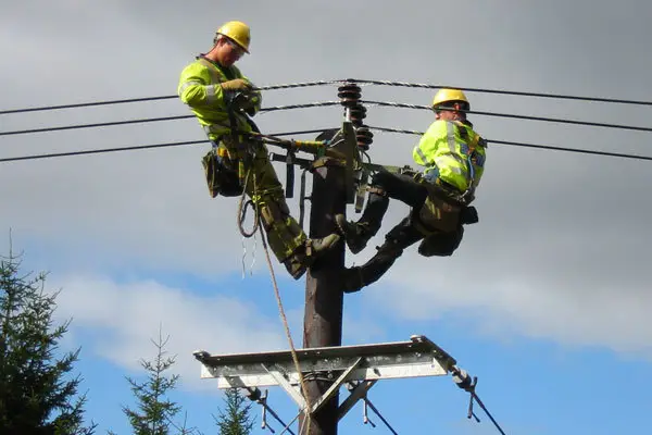 پایان نفس‌گیر نصب دکل برق آسیب‌دیده قشم پس از قطعی طولانی!