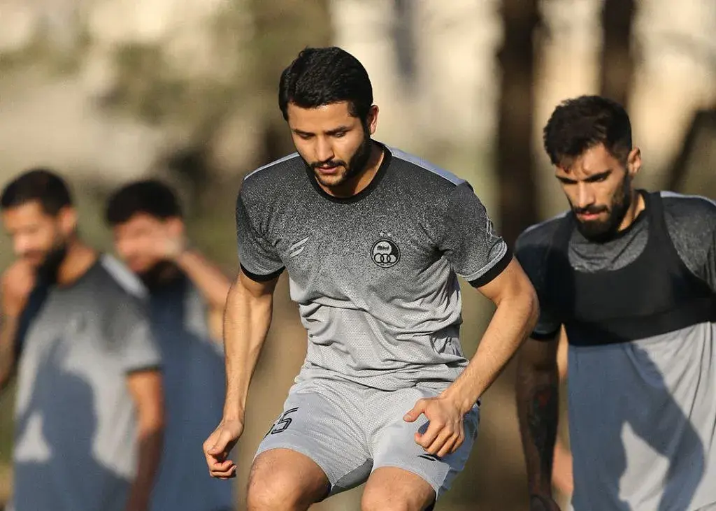 مدافع استقلال با مصدومیت سخت گردن، نفس‌ها را در سینه حبس کرد!