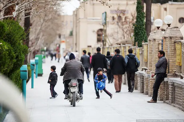 هشدار جدی پلیس راهور شرق تهران درباره توقف خودروها روی پیاده‌رو؛ برخورد قاطع در راه است!