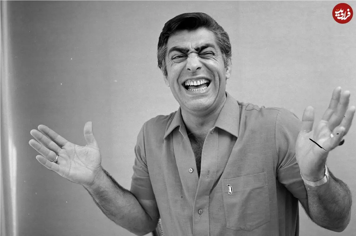 لحظه‌ای بی‌سابقه: فردین جوان در کنار محمدرضا پهلوی و دریافت نشان لیاقت در سال ۱۳۳۳