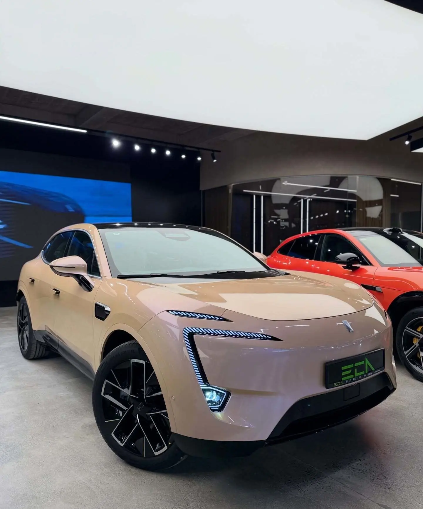 نمای ظاهری خودروی شاسی‌بلند الکتریکی آواتار ۱۱ الترا (AVATR 11 Ultra) به رنگ مشکی با رینگ‌های ۲۱ اینچی و باله عقب فعال.