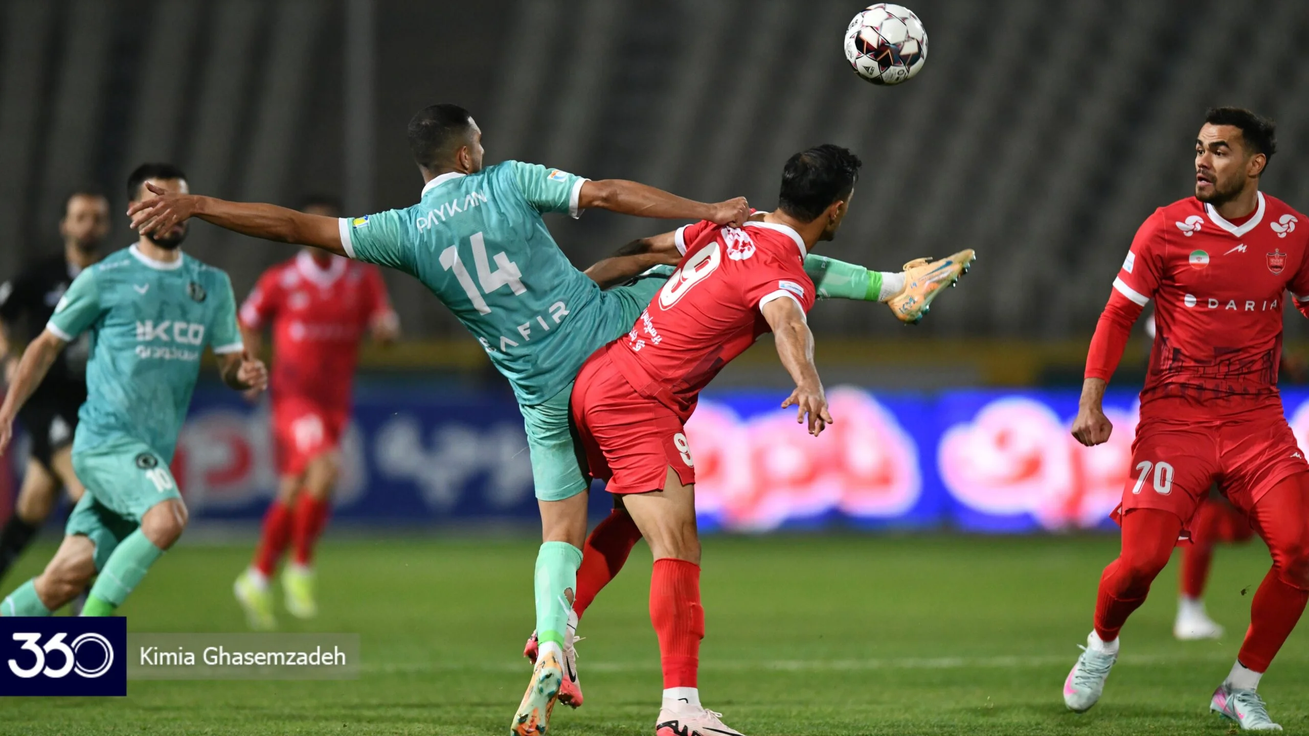 شب جنجالی داوری فوتبال ایران؛ پنالتی پیکان گُم شد، 2 کارت قرمز در فولادشهر داده نشد!