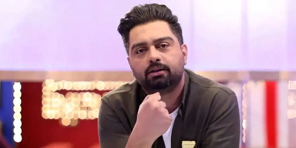 لباس یلدایی ایمان قیاسی؛ جنجال یا خلاقیتی جسورانه در تلویزیون؟