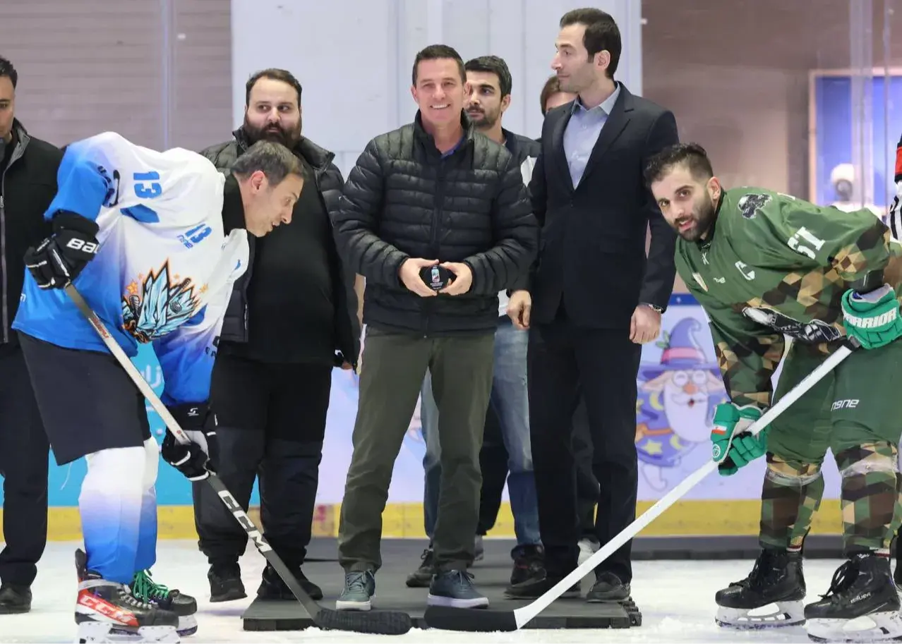 سرمربی پرسپولیس به دنیای هاکی روی یخ پا گذاشت؛ علاقه‌ای که همه را شگفت‌زده کرد!