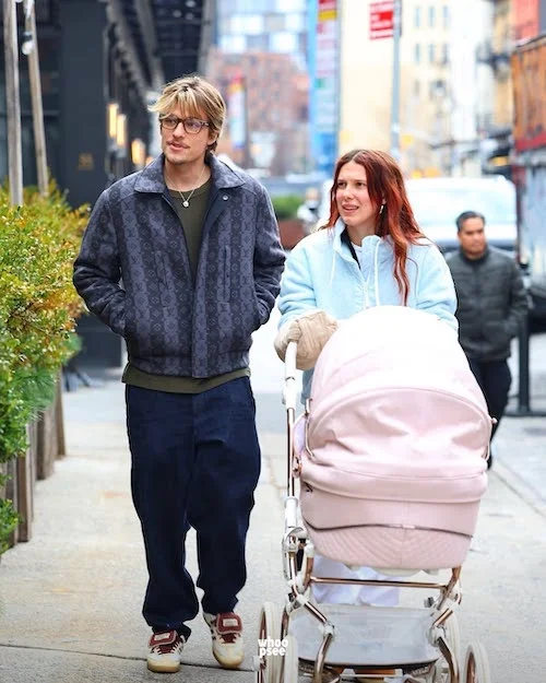 استایل گرم میلی بابی براون در پیادهروی