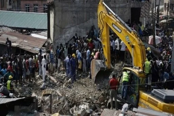 ریزش مرگبار معبد چندطبقه در دوربان؛ یک نفر کشته و ۱۱ نفر زیر آوار نجات یافتند
