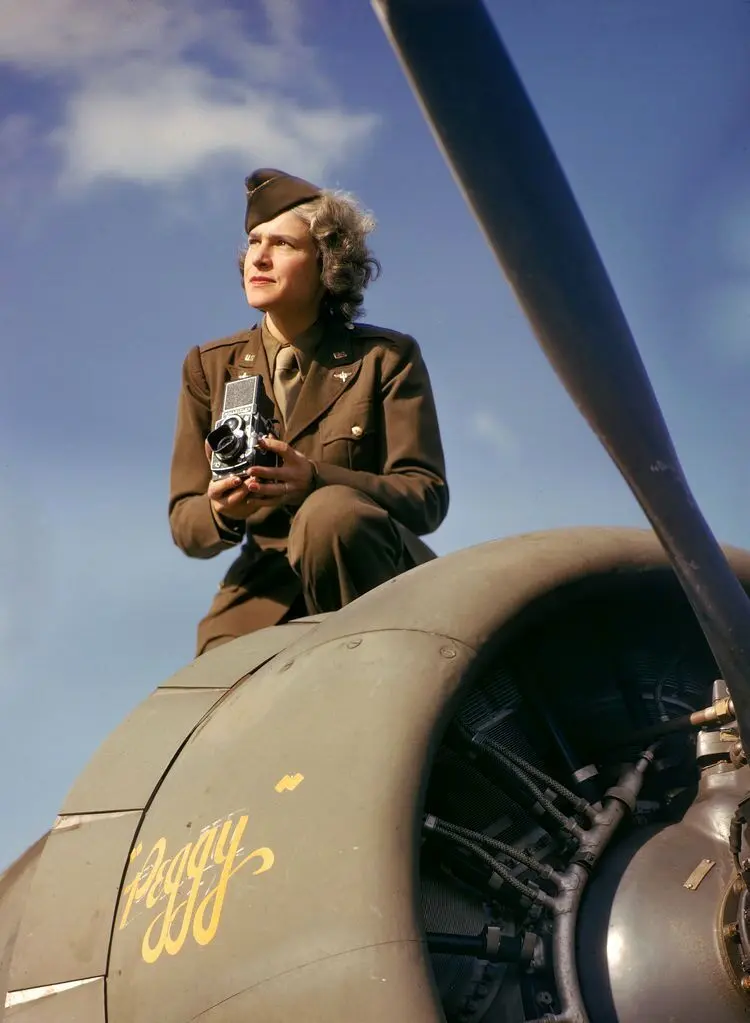 مارگارت بورک وایت روی پیشرانه ملخی یک هواپیما