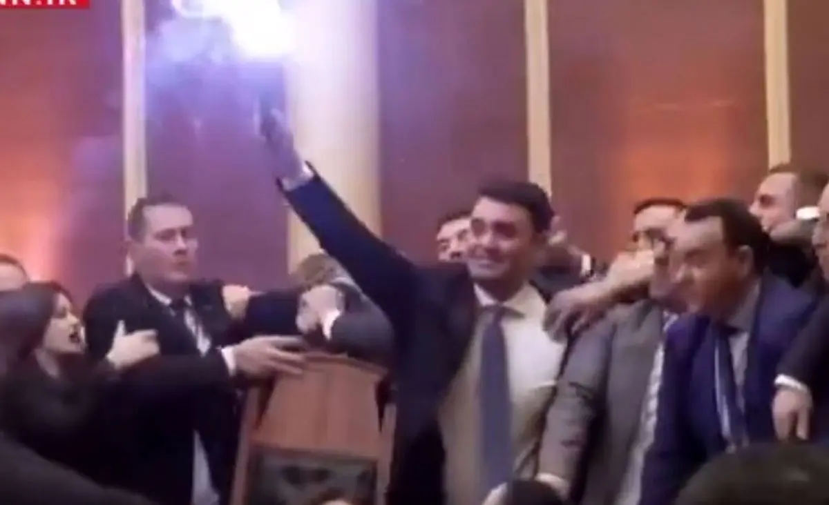 تنش بی‌سابقه در پارلمان آلبانی؛ فساد، درگیری و منوربازی نمایندگان معترض!