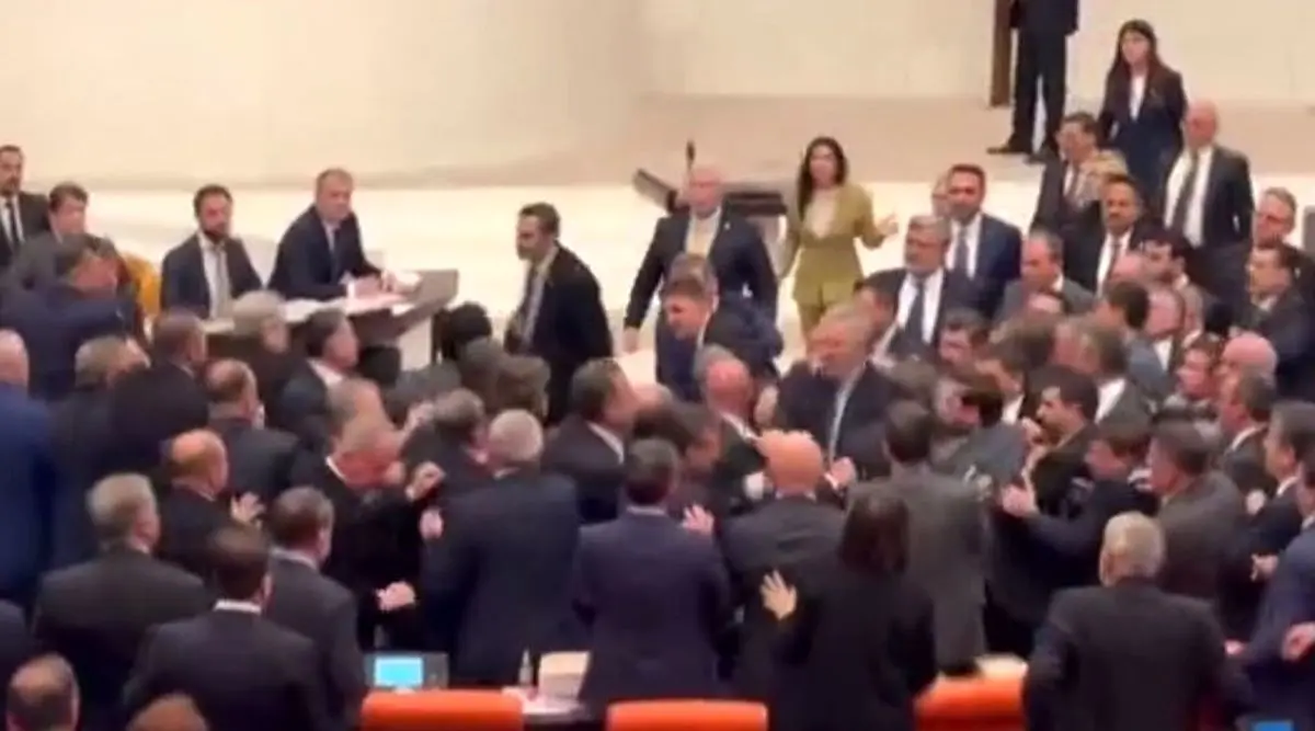 زد و خورد جنجالی نمایندگان مجلس ترکیه در اوج بررسی بودجه ۲۰۲۶!