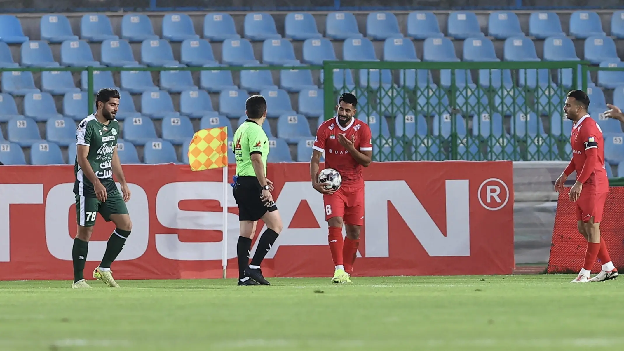 کلاتنبرگ در تقابل با تیم داوری پرسپولیس-آلومینیوم؛ شماره 10 سرخ‌ها چگونه از اخراج فرار کرد؟