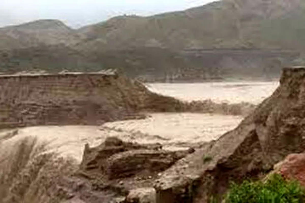 شکسته شدن سد خاکی در قشم و سیل ناگهانی در طولا؛ تصاویر تکان‌دهنده از خسارات سنگین