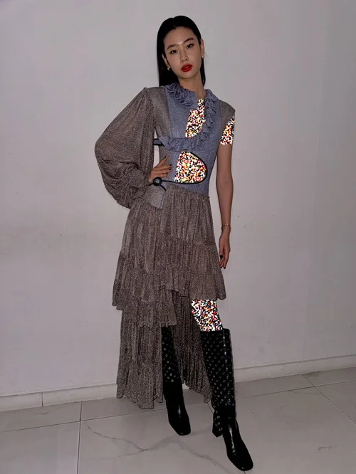 پیراهن نقرهای هو یون جونگ