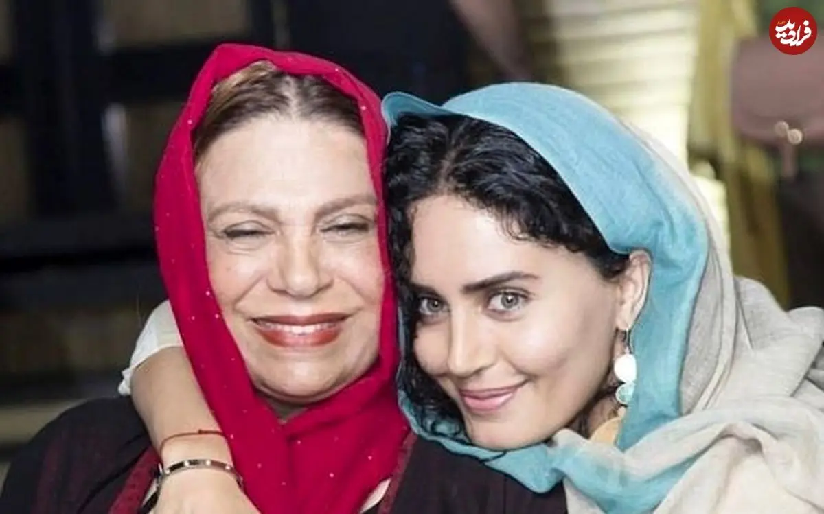 عکس| سفر زمان؛ «گوهر خیراندیش» در کنار «گوگوش» در حال تماشای یک تئاتر